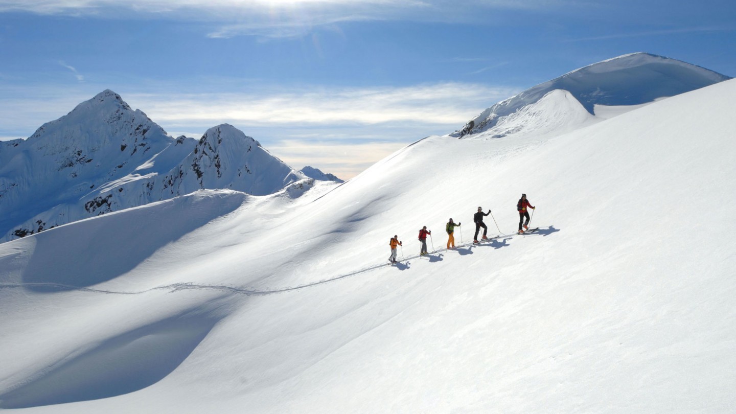 5 Personen beim Skitourengehen am Arlberg.