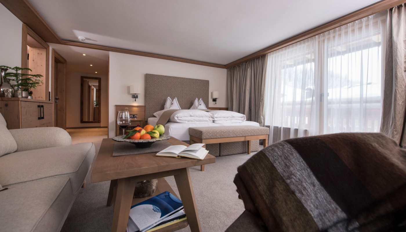 Zimmer mit gemütlicher Sitzecke - Bergpanorama deluxe im Hotel und Chalet MadlochBlick.
